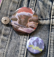 Gizzy- Santa Hat pin back button