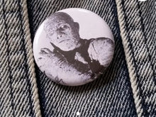 Mummy pin back button